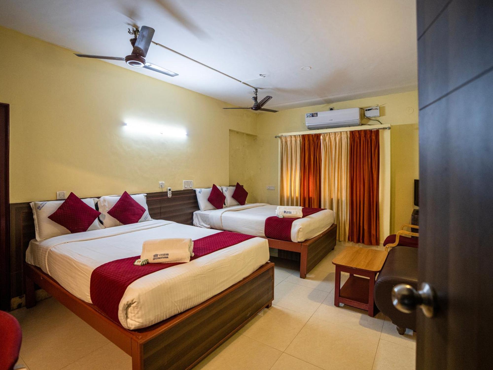 Hotel Vyshak International Mysore Exterior foto